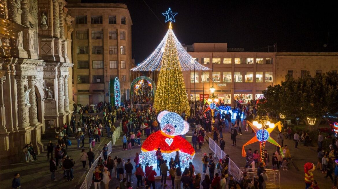 Con encendido en árbol navideño y de Palacio Municipal, La Capital del Sí alegra a las familias potosinas