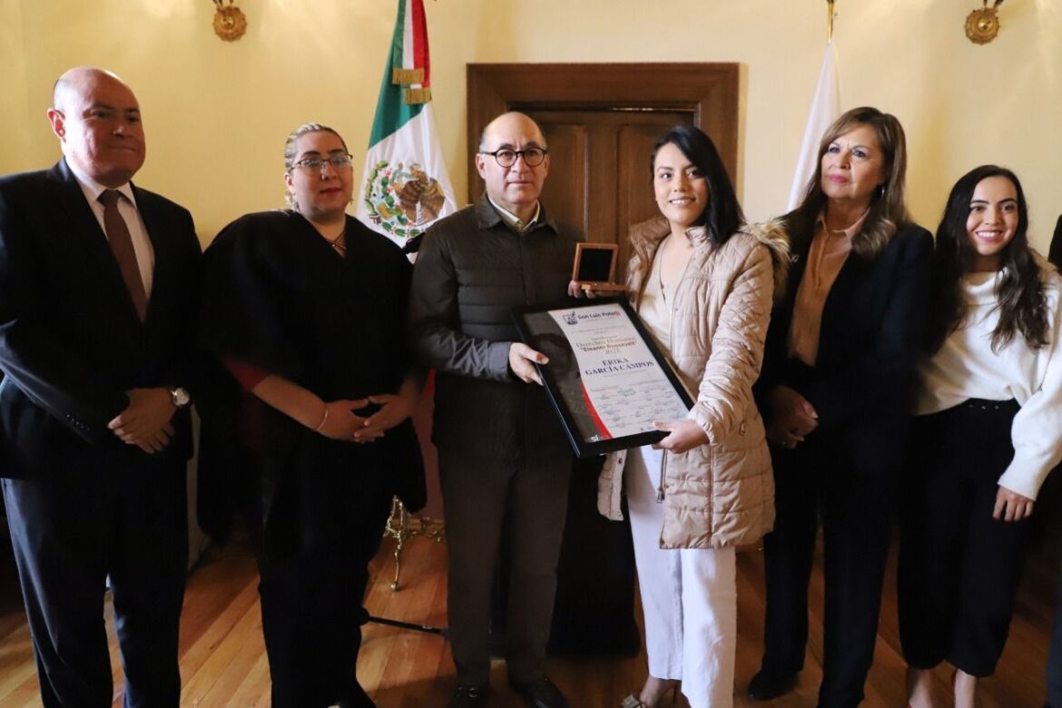 Alcalde Enrique Galindo entrega Premio Municipal de Derechos Humanos “Eleanor Roosevelt” a Érika García Campos