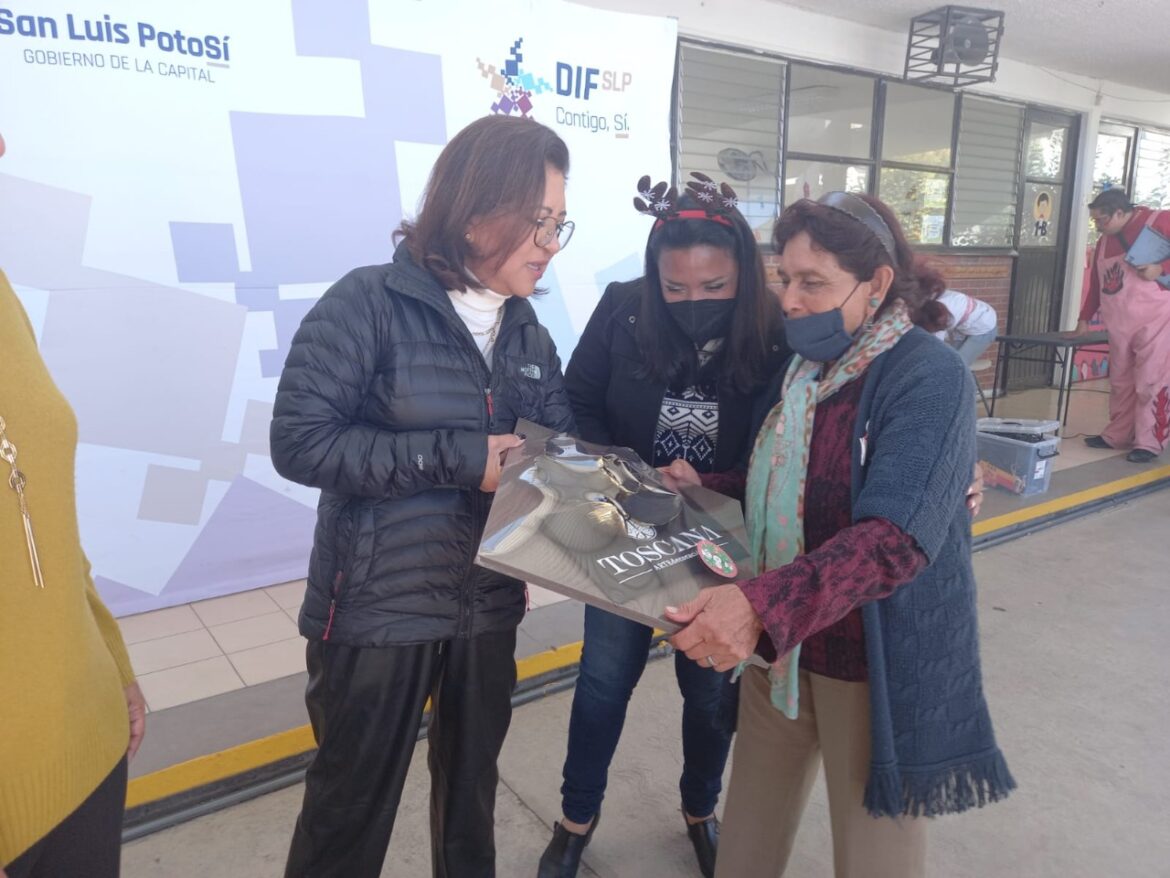 Personas Adultas Mayores de los Clubes conformados en el DIF Municipal, recibieron material didáctico