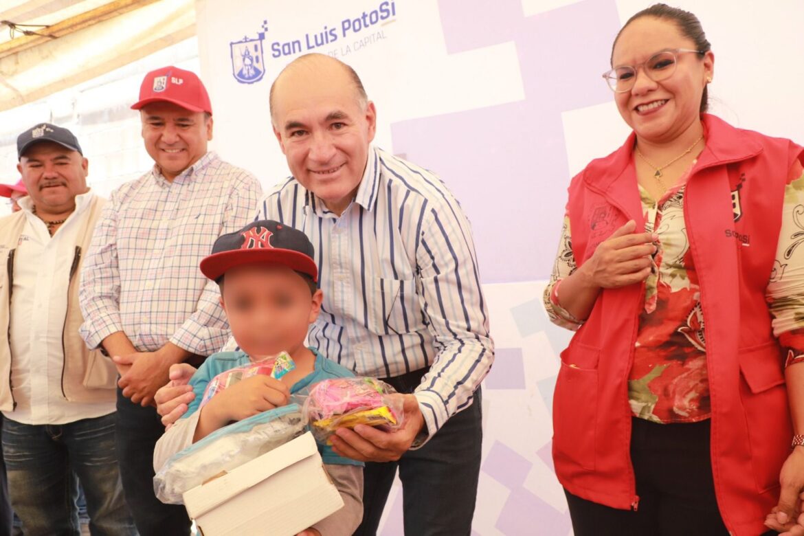 Alcalde Enrique Galindo lleva energía eléctrica a las familias de la colonia Barrón en La Pila