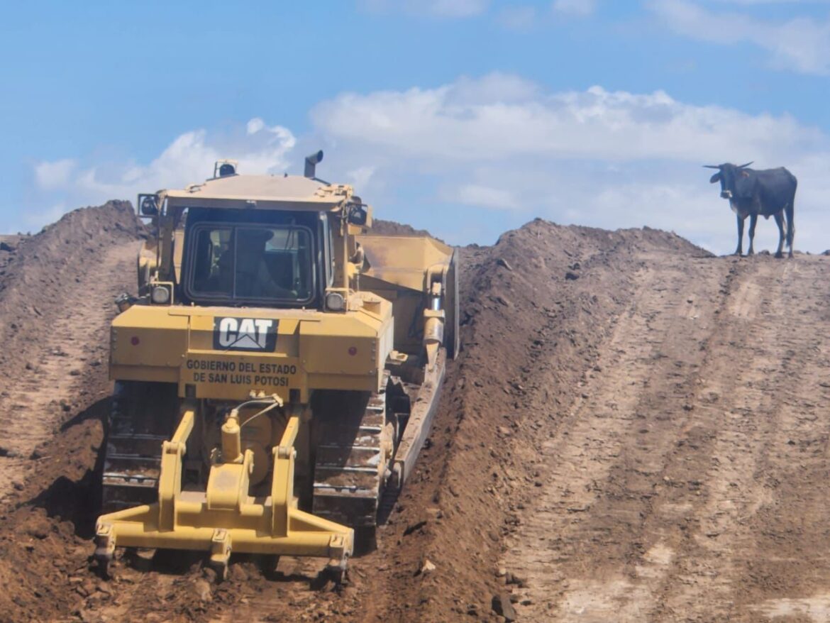 Gobierno de la Capital ha beneficiado a más de 300 productores ganaderos y agrícolas con bordos de abrevadero