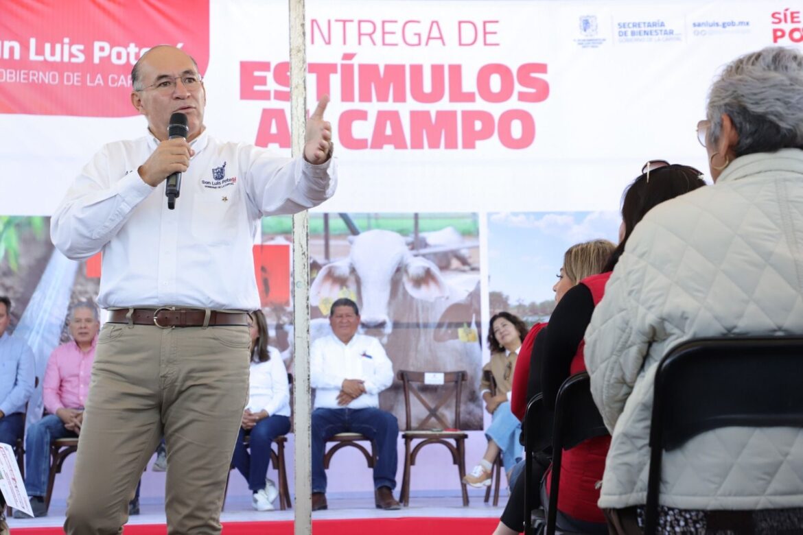 Villa de Pozos en pleno desarrollo; Alcalde Galindo entrega apoyos agropecuarios y supervisa nuevo cementerio