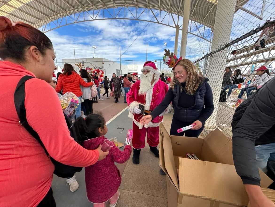 Gobierno Municipal entrega kits navideños para fomentar la convivencia vecinal