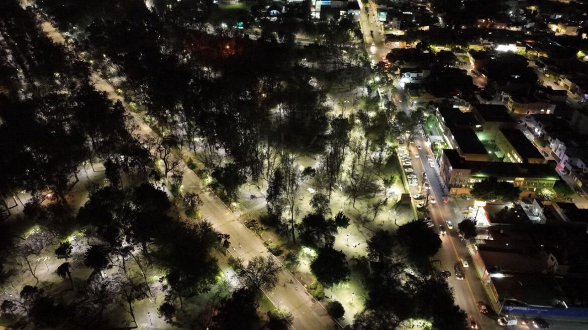 AVANZA RENOVACIÓN DEL ALUMBRADO EN EL PARQUE DE MORALES