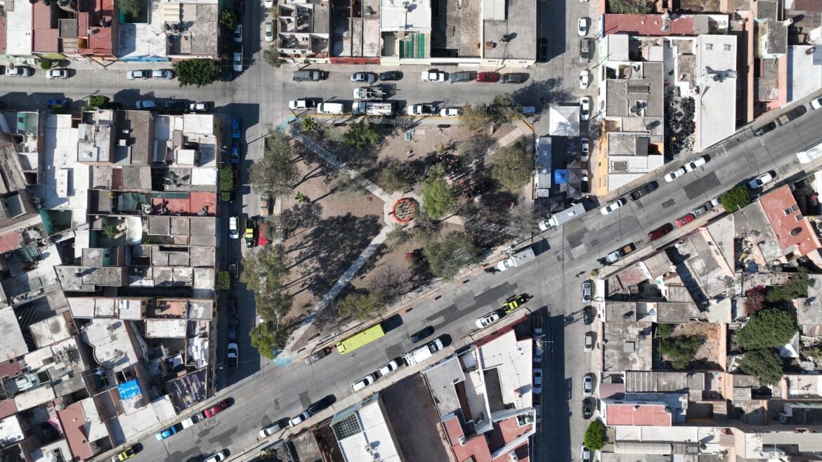 VECINOS Y TRABAJADORES MUNICIPALES UNEN ESFUERZOS PARA RESCATAR EL JARDÍN DE LA ROSA