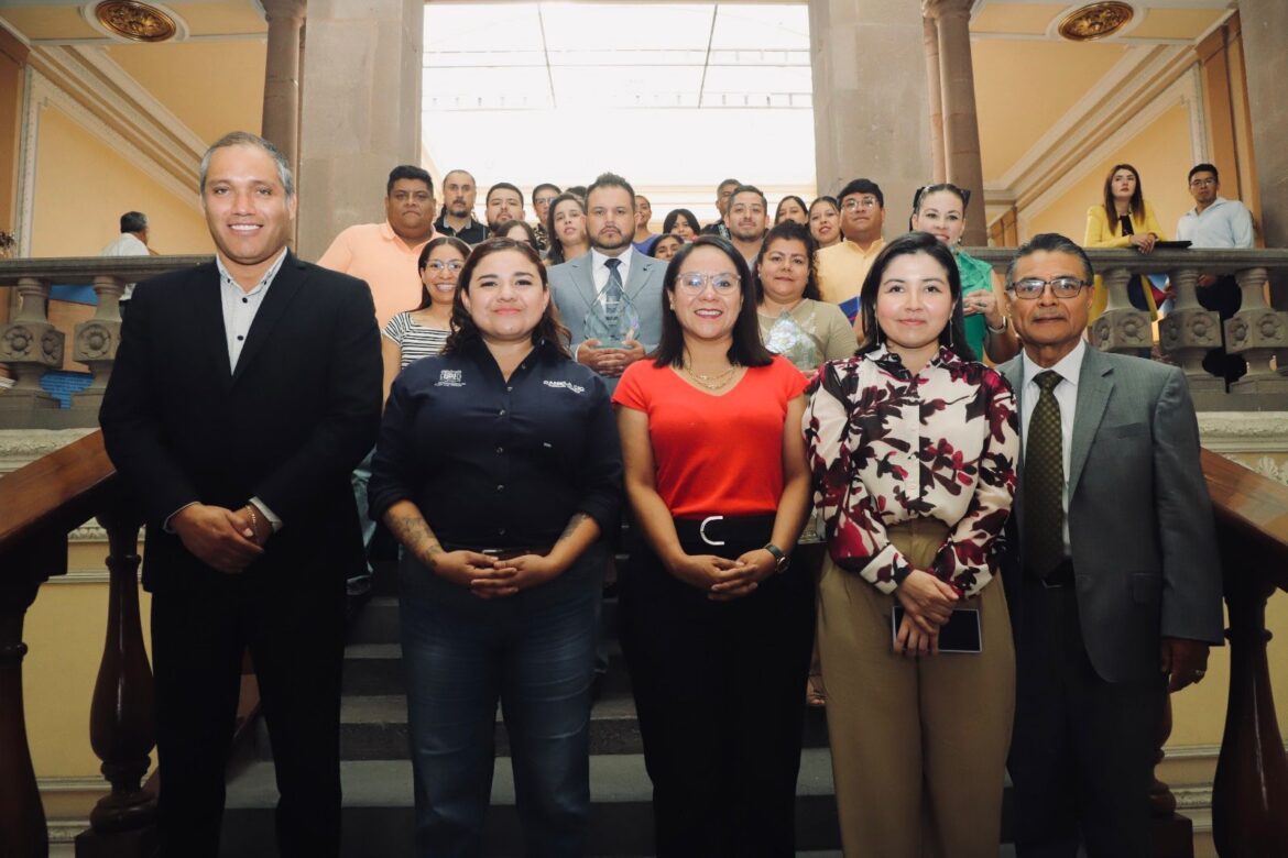 ENTREGAN PREMIO MUNICIPAL DE EDUCACIÓN 2024 A DOCENTES DE ESCUELAS DE LA CAPITAL