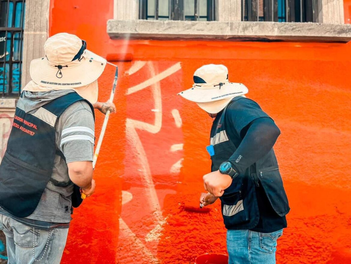 Gobierno de la Capital retira más de 3 mil 600 metros cuadrados de grafiti en el Centro Histórico