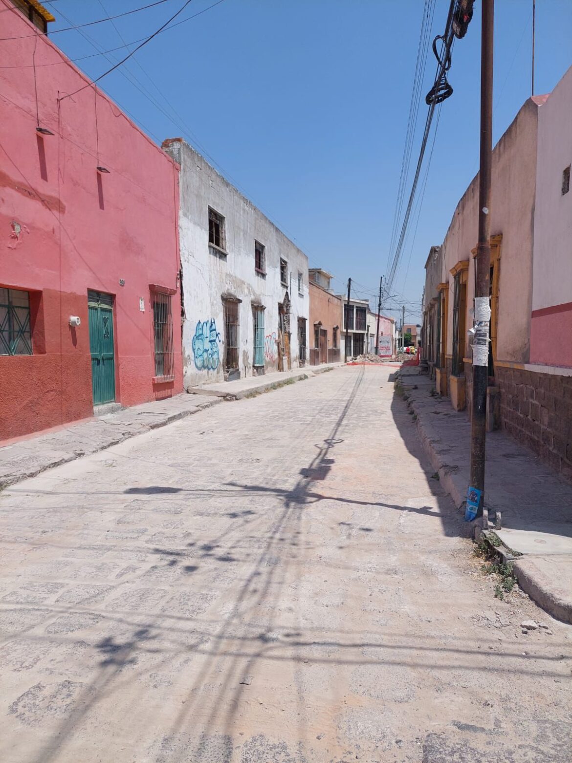 En lo que va del año, el Nuevo Interapas reparó 45 drenajes colapsados para resolver problemas de salud a cientos de familias potosinas.