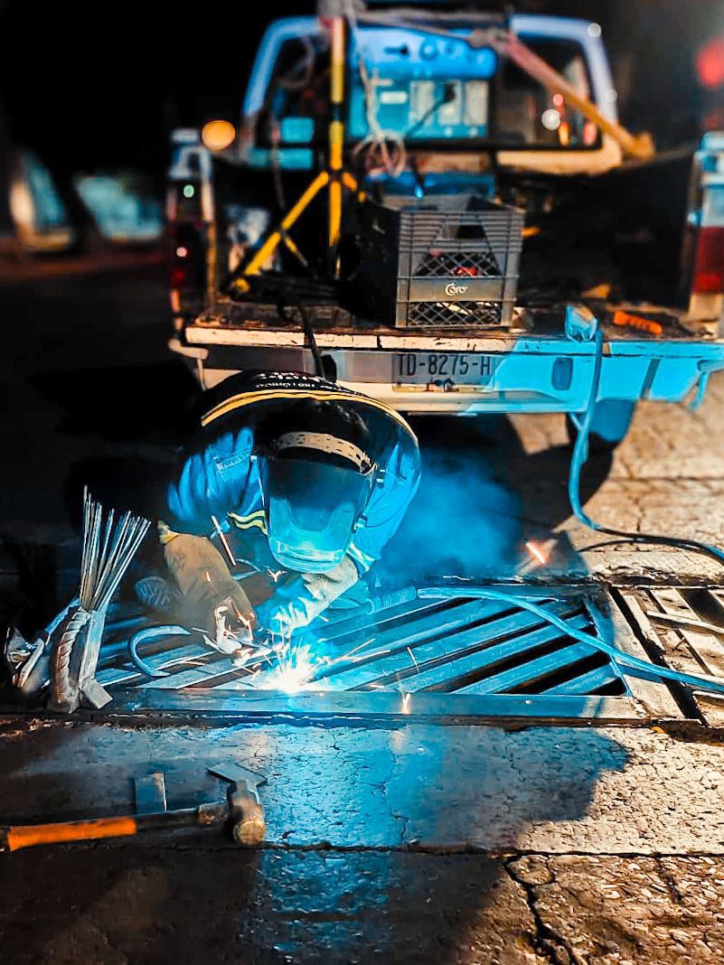 En trabajos nocturnos, Gobierno de la Capital repara las rejillas de alcantarillado del Centro Histórico