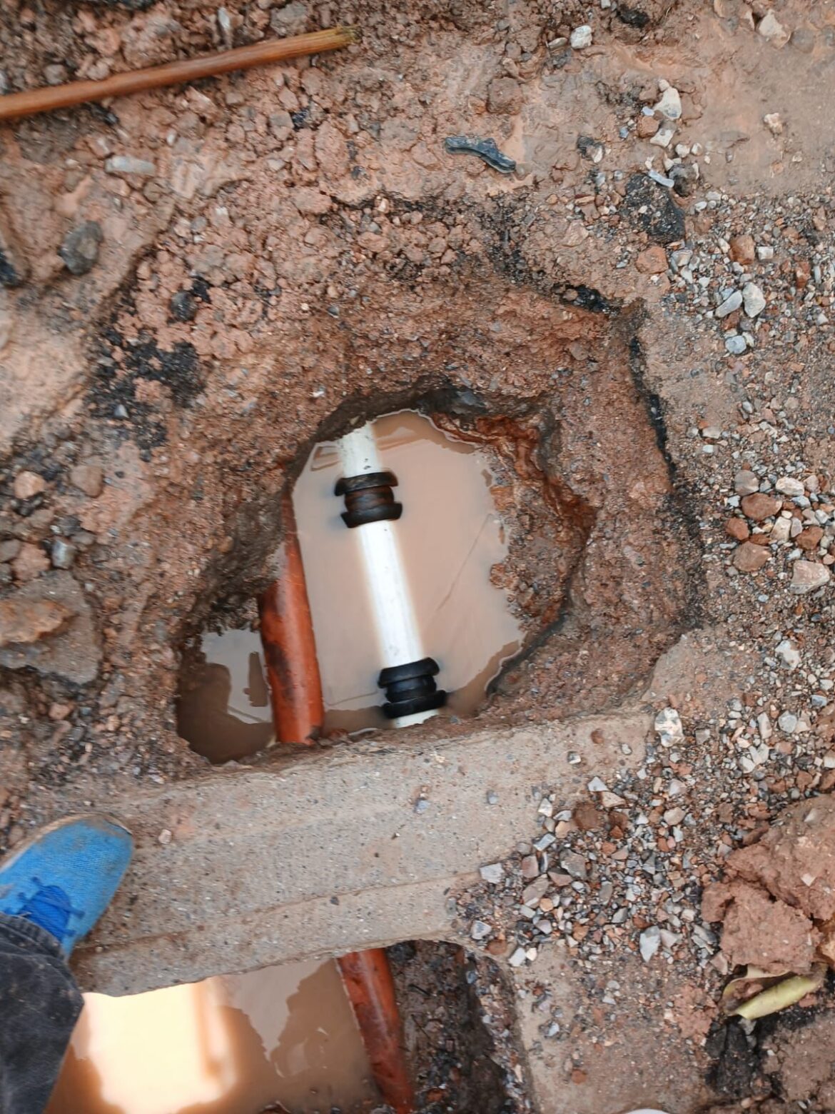 Repara Interapas fuga de agua que representaba riesgo eléctrico en la Delegación de Villa de Pozos.