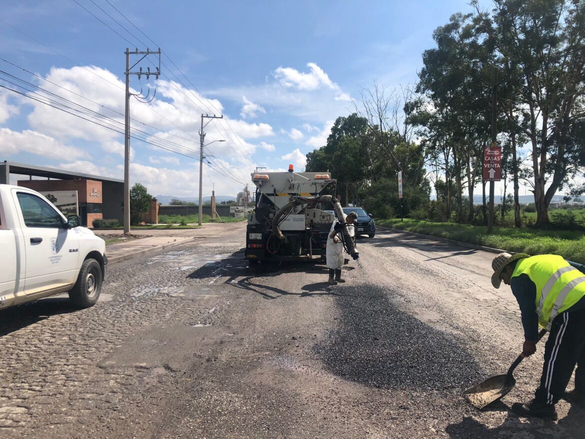 Con bacheo emergente, Gobierno de la Capital atiende Camino a Santa Rita, en Villa de Pozos