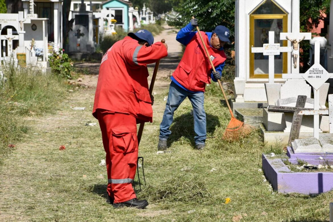 Preparativos para el Día de Muertos en panteones municipales de San Luis Capital  