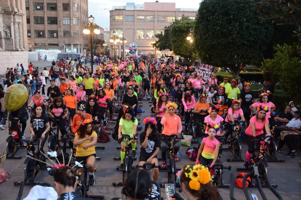 Exitosa súper clase de spinning con temática “catrina” organizó Deporte Municipal