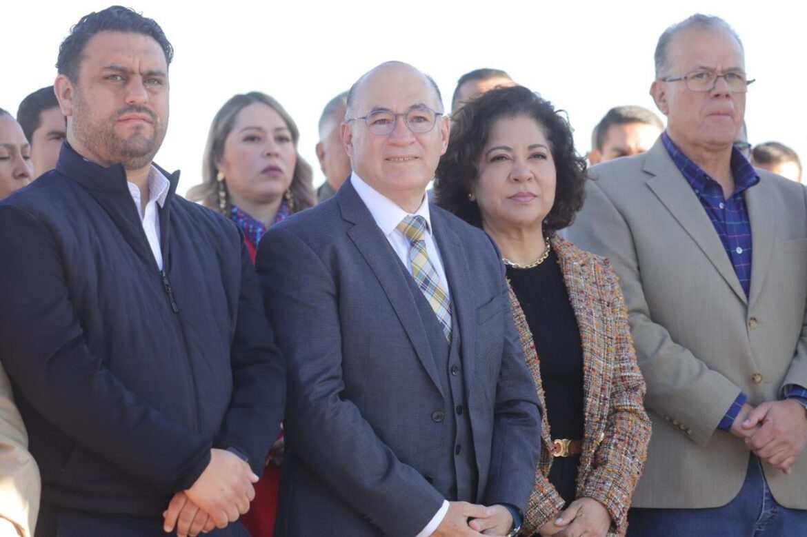 Gobierno de la Capital rinde honores a nuestro lábaro patrio