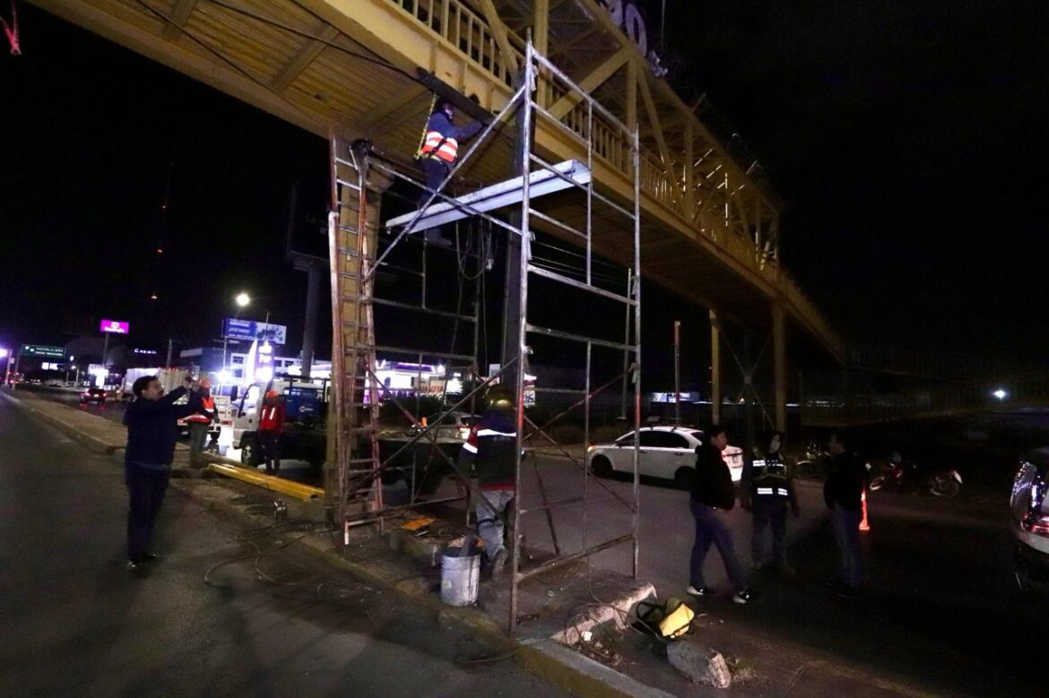 Gobierno de la Capital concluye con éxito la reparación del puente peatonal en Salvador Nava