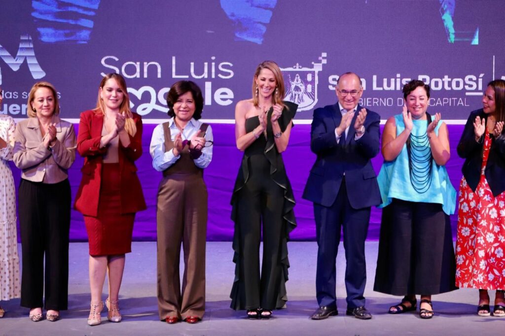 -	Ante un Teatro de la Paz repleto, Inés Sainz subrayó las claves del éxito: creer en ti, actuar, tener visión, celebrar los logros y renovarte.
-	La Presidenta del DIF Municipal, Estela Arriaga, resaltó la experiencia y visión de la comunicadora; y el Alcalde Enrique Galindo agradeció el voto de confianza de las y los potosinos para realizar eventos de gran calidad.
