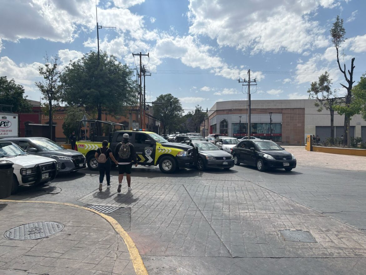 En accidente, auto particular impacta a patrulla municipal