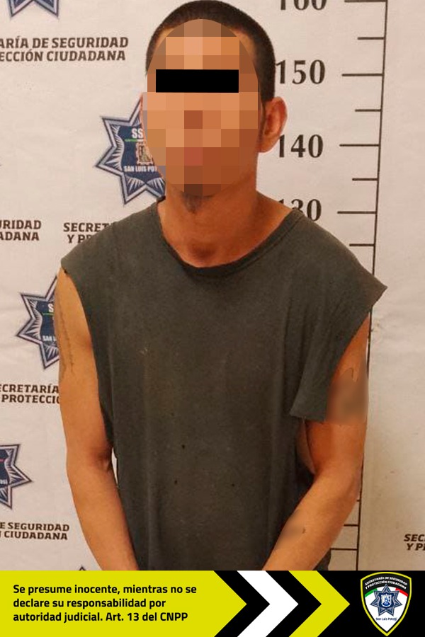 Oficiales de Policía Vial detienen a hombre por portación de armas prohibidas en puente de avenida Morales