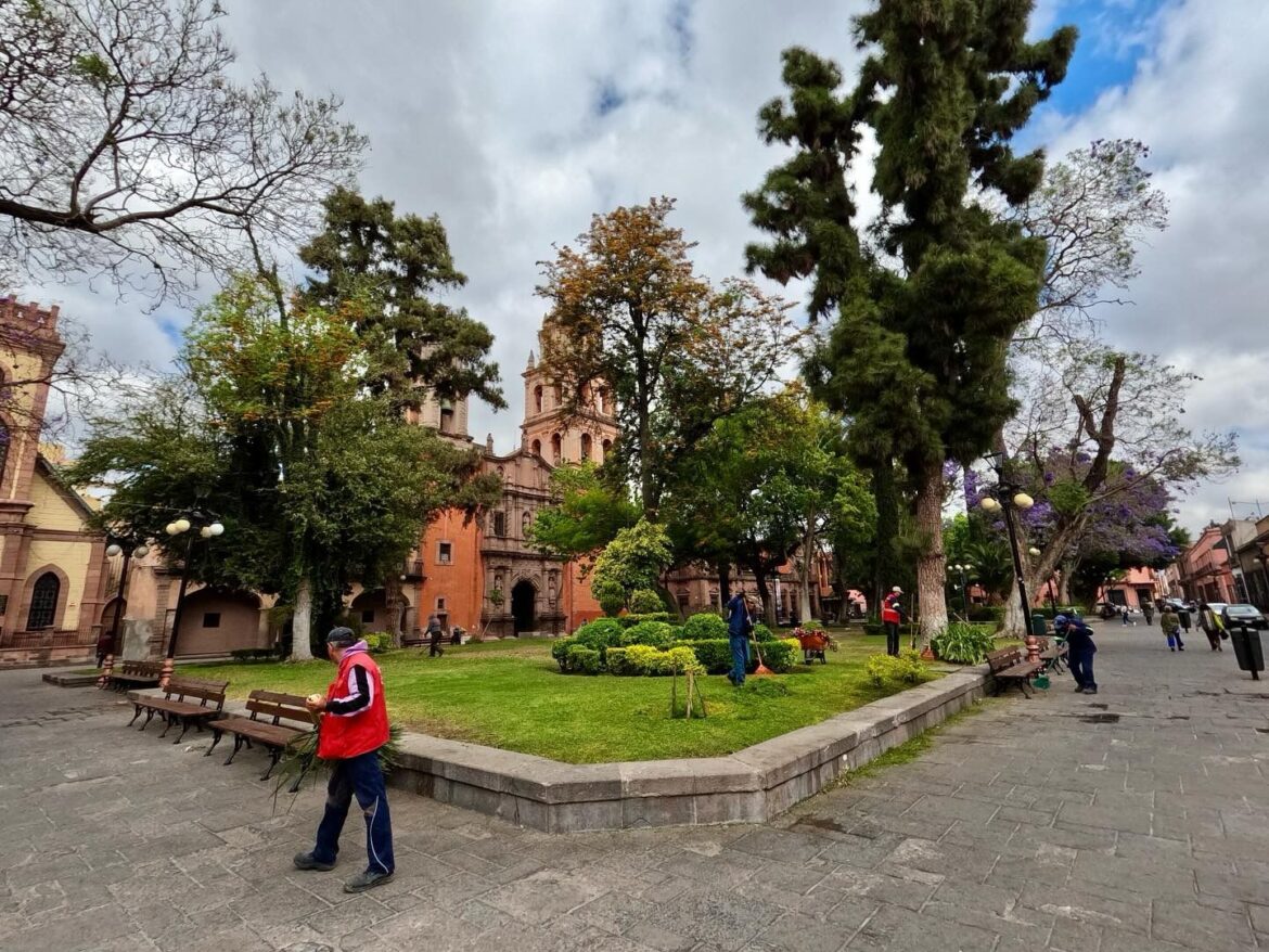 Gobierno de la Capital da mantenimiento permanente a los jardines y plazas más emblemáticos del Centro Histórico