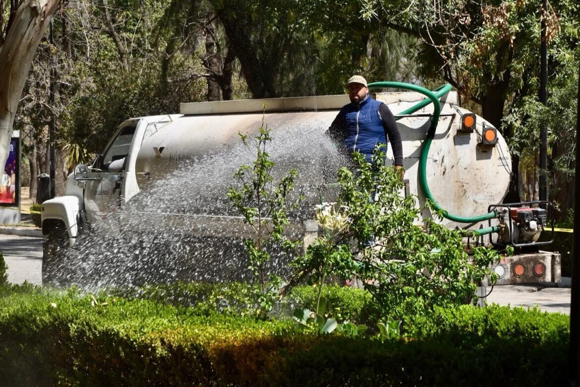 Gobierno Municipal da mantenimiento a jardines y áreas verdes de la ciudad con agua no potable