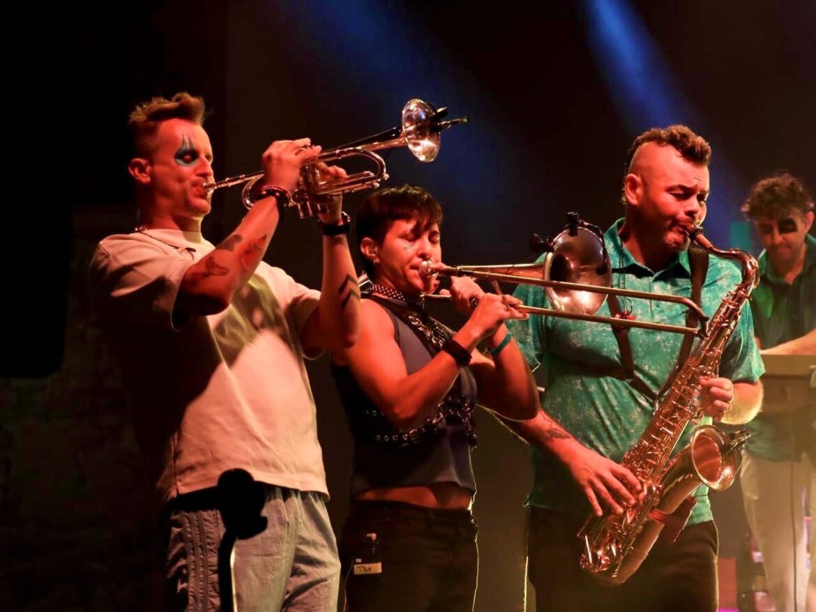 La energía de Los Caligaris pone a brincar y a bailar al Festival Internacional San Luis en Primavera