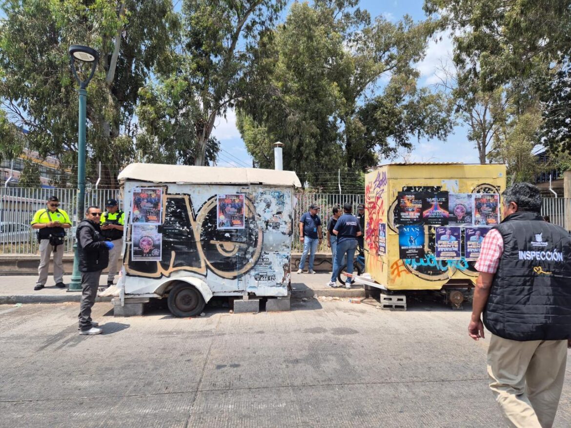 Gobierno de la Capital retira estructuras que obstruyen la vía pública