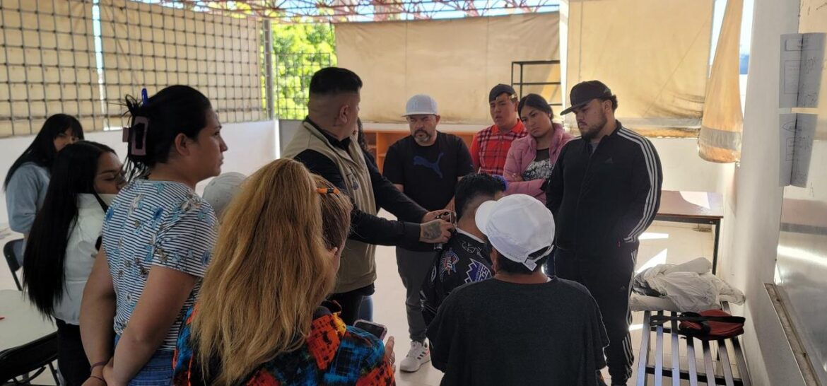 Alumnas y alumnos del Curso de Barbería del Gobierno de la Capital realizan cortes gratuitos en clínica Fuerza para Seguir