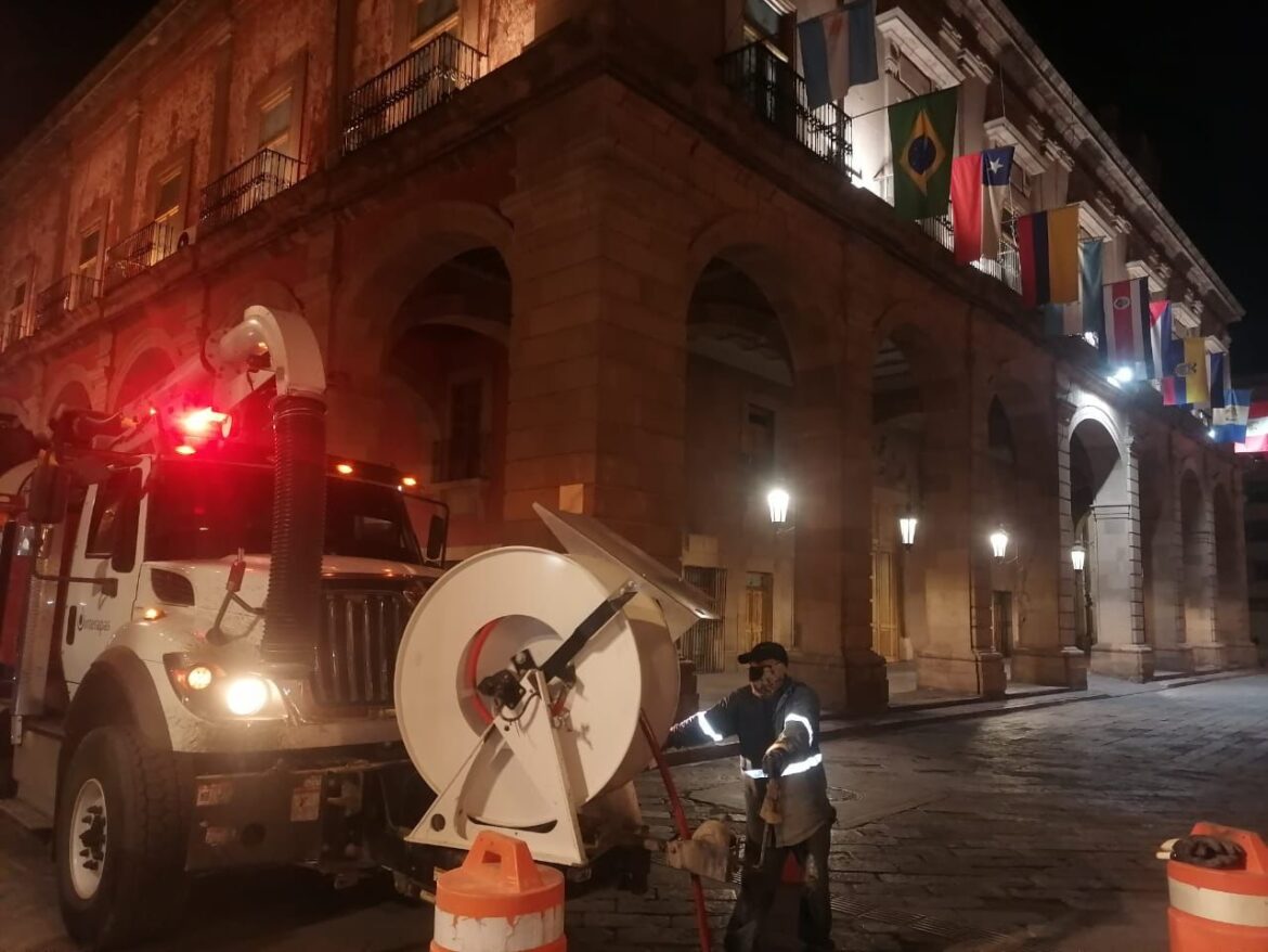Interapas inicia programa de limpieza de drenajes en el Centro Histórico previo a Semana Santa.