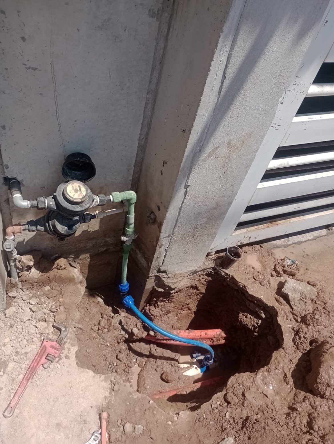 Interapas repara fugas en “Puerta Real” tras rehabilitación del pozo que abastece la zona.