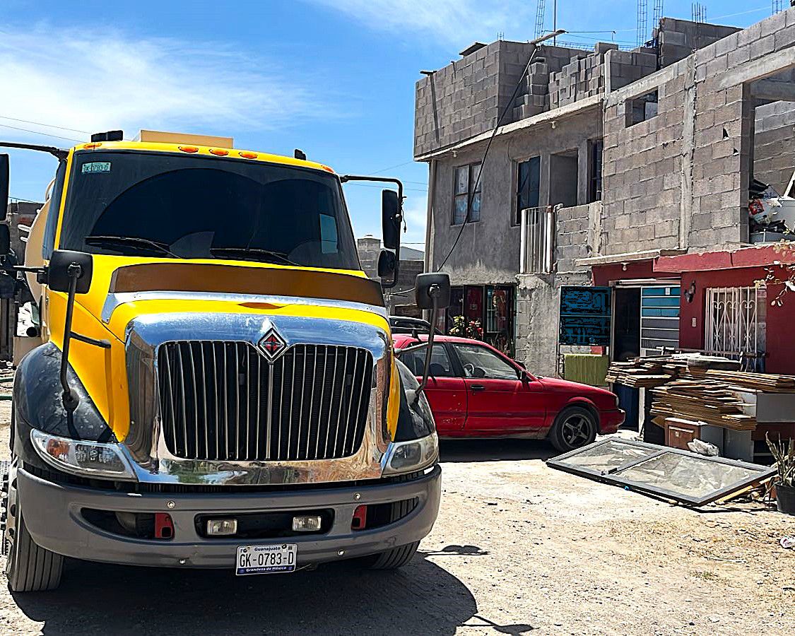 INTERAPAS atiende con pipas a habitantes de Cañada de Lobo afectadas por “El Realito”