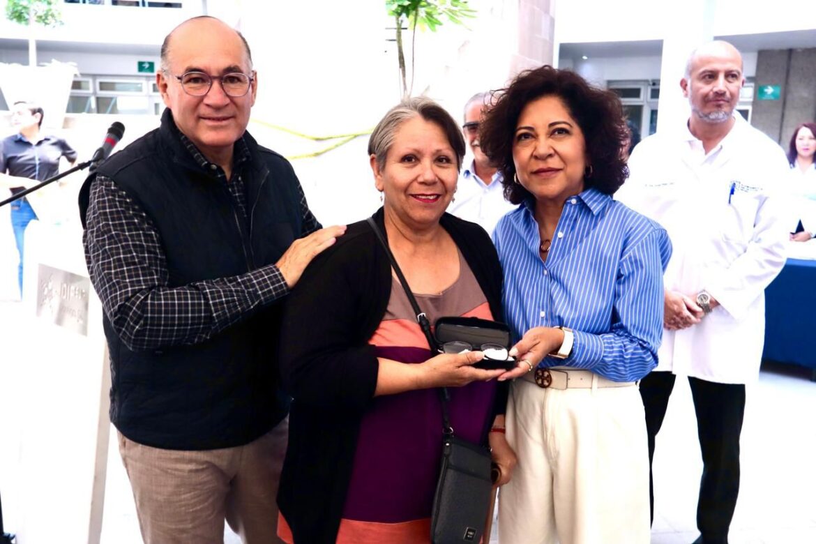 Presidenta del DIF Municipal Estela Arriaga y Alcalde Capitalino, Enrique Galindo, realizan entrega masiva de lentes gratuitos
