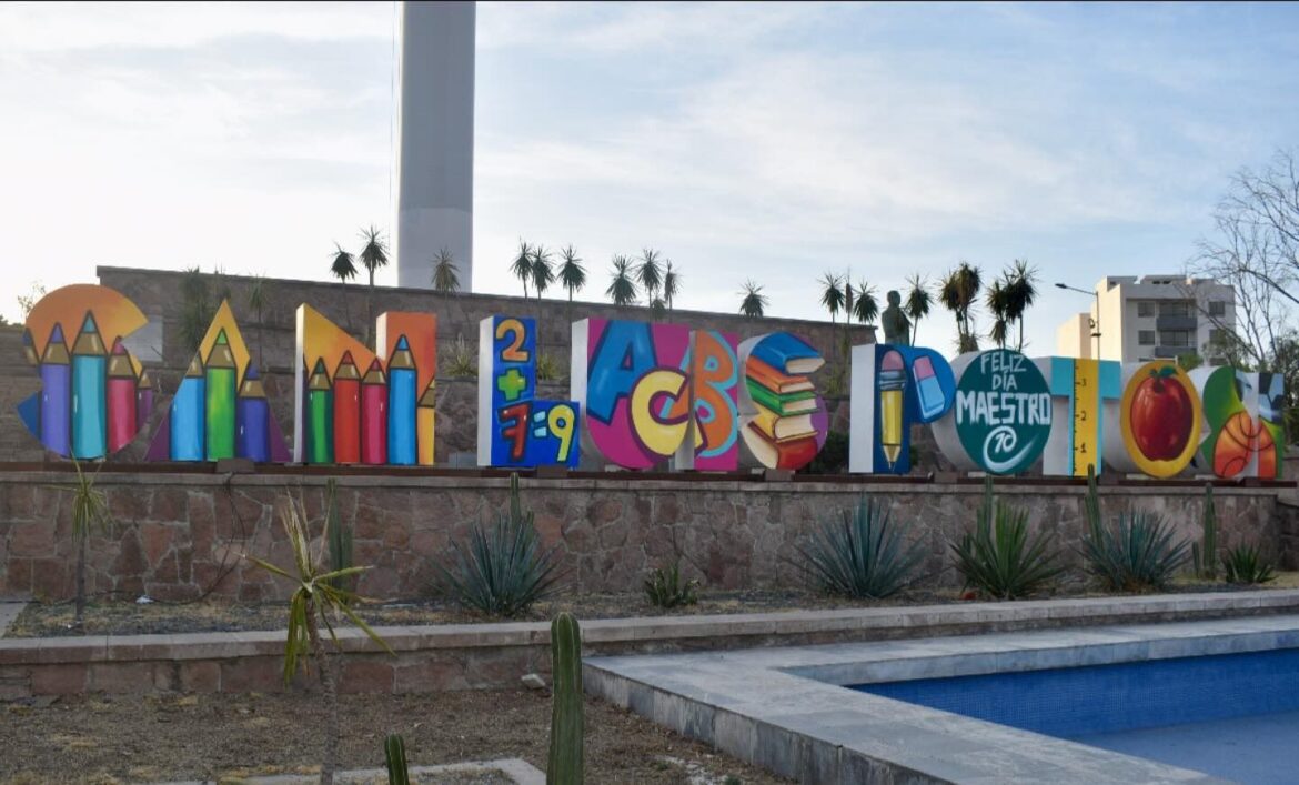 Gobierno de la Capital rinde homenaje a las y los maestros en las letras monumentales