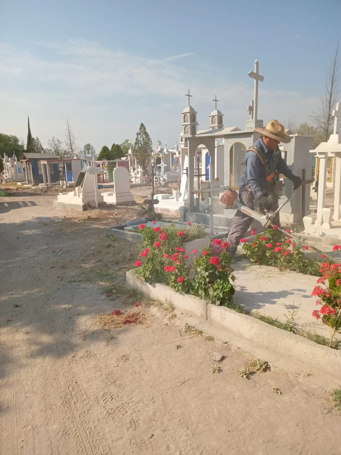 Refuerza Gobierno Municipal limpieza y seguridad en panteones por el Día de las Madres