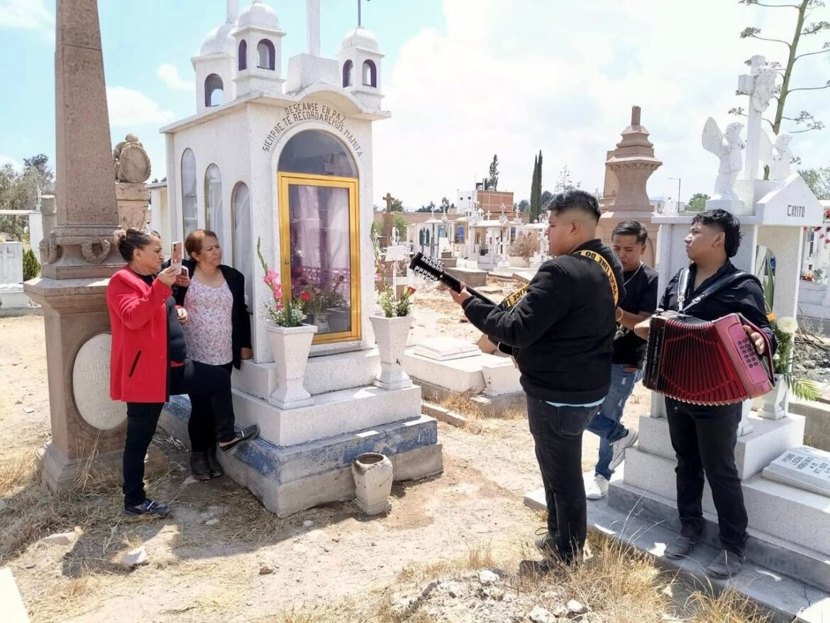 Superan récord de asistencia panteones municipales por el Día de la Madre