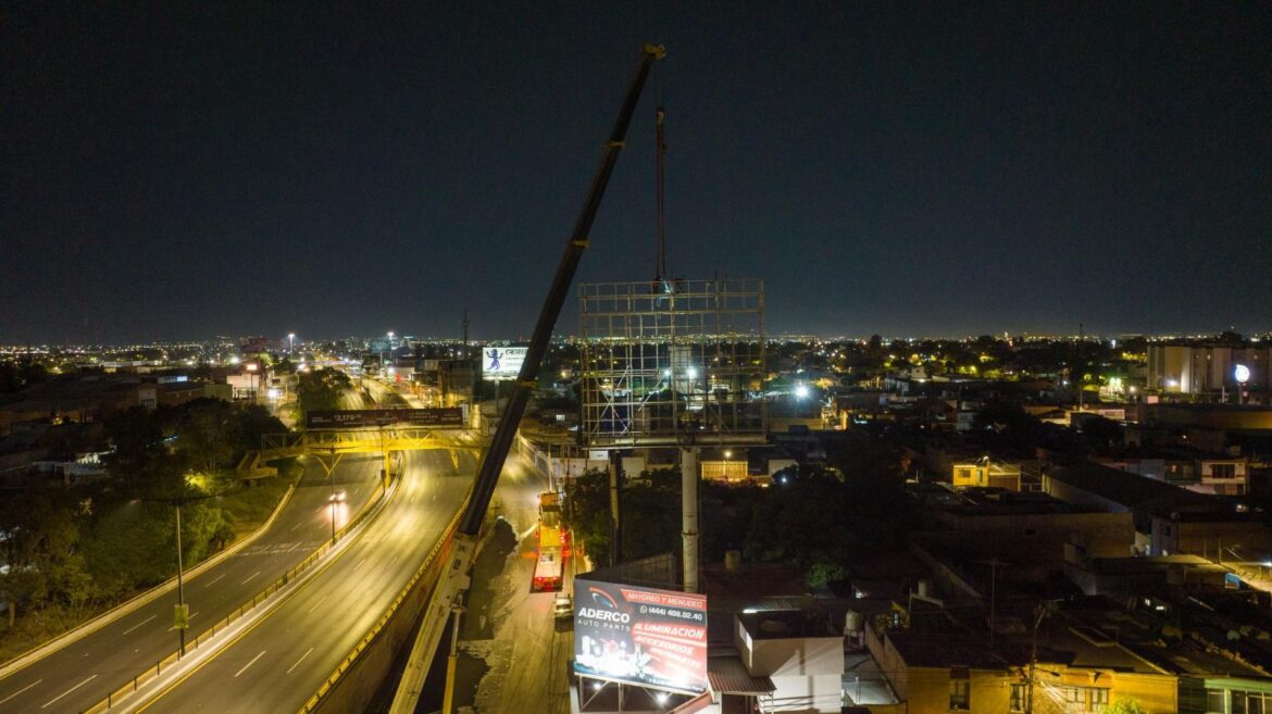Autoridades municipales retiran anuncio espectacular sobre la Avenida Salvador Nava
