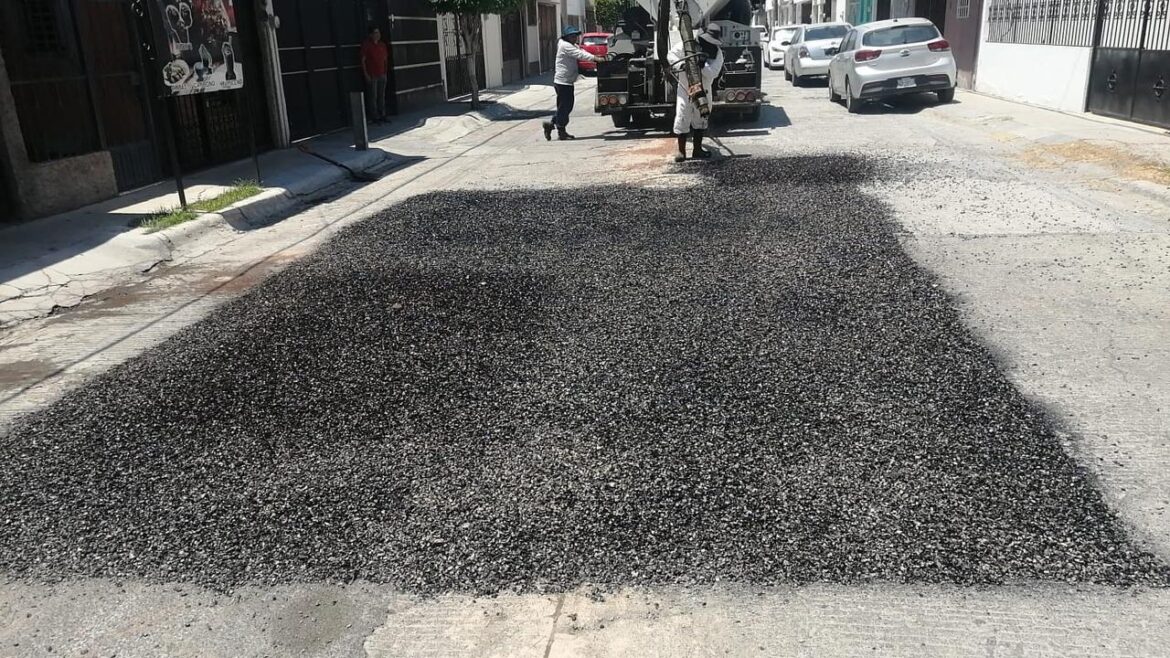 Gobierno de la Capital avanza en la regeneración de calles y avenidas, con trabajos de bacheo