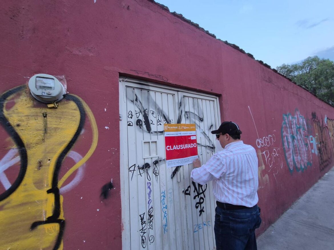 Dirección de Comercio Municipal clausura evento sin permisos en el Lienzo Rancho del Charro