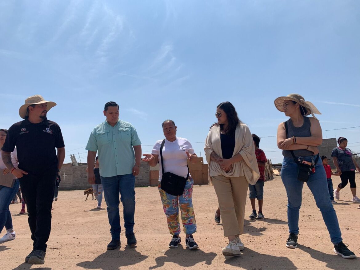 Gobierno cercano: Delegada de La Pila, Daniela Cid, camina junto a vecinos de la colonia Barrón