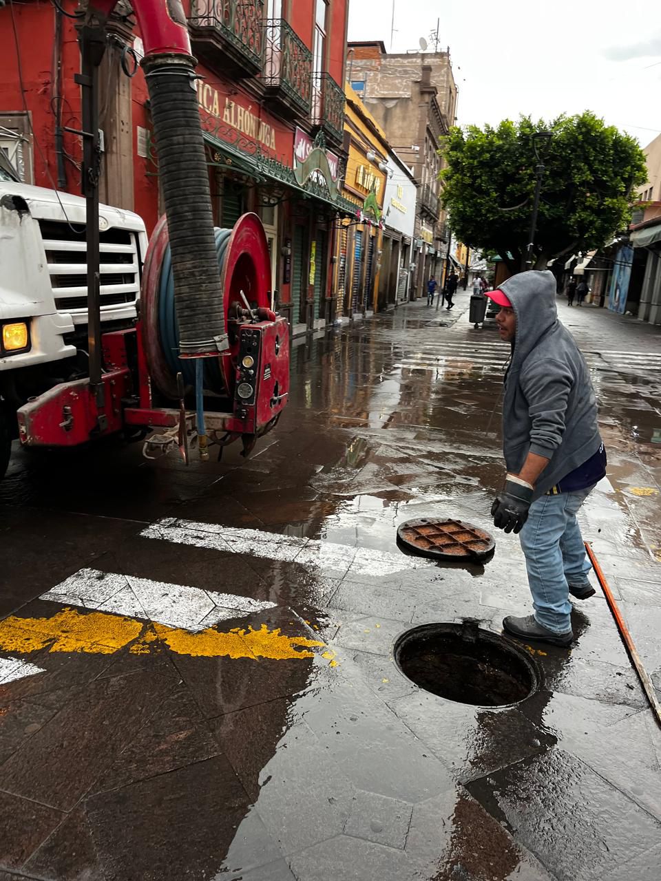 Gobierno de la Capital realiza operativo integral de atención por lluvias de este domingo