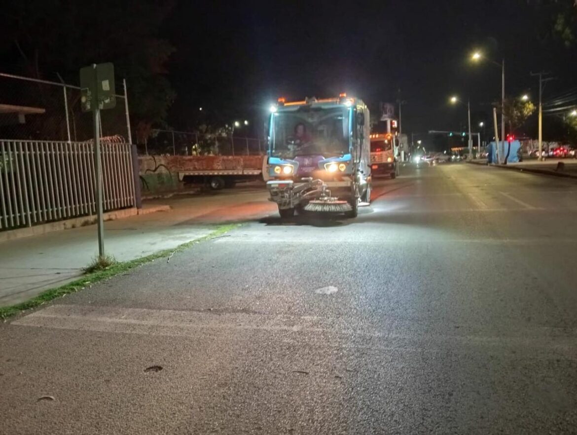 Gobierno de la Capital refuerza limpieza en Las Vías con operativo nocturno de barrido mecánico
