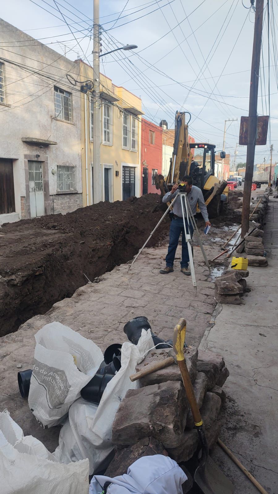 De forma oportuna, el Ayuntamiento atiende hundimiento en San Sebastián; rehabilitan red de drenaje
