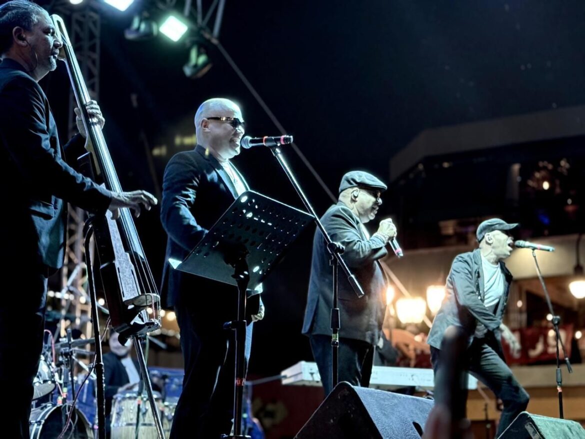 San Luis Capital se rinde al ritmo de Cuba con “Los Van Van”, en una noche inolvidable en la Plaza del Carmen