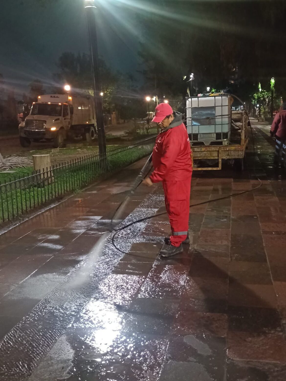 Con trabajos nocturnos, Gobierno de la Capital refuerza el embellecimiento en calles, avenidas y espacios públicos