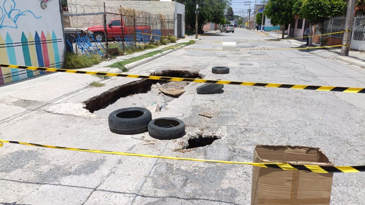 INTERAPAS atiende colapso en el sistema de drenaje en la colonia Colorines