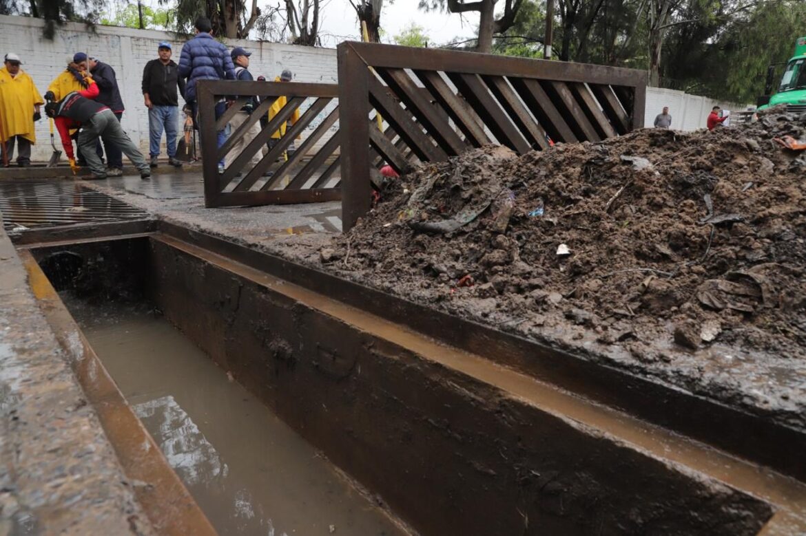 Gobierno de la Capital realiza intensa jornada de desazolve en la colonia La Hacienda