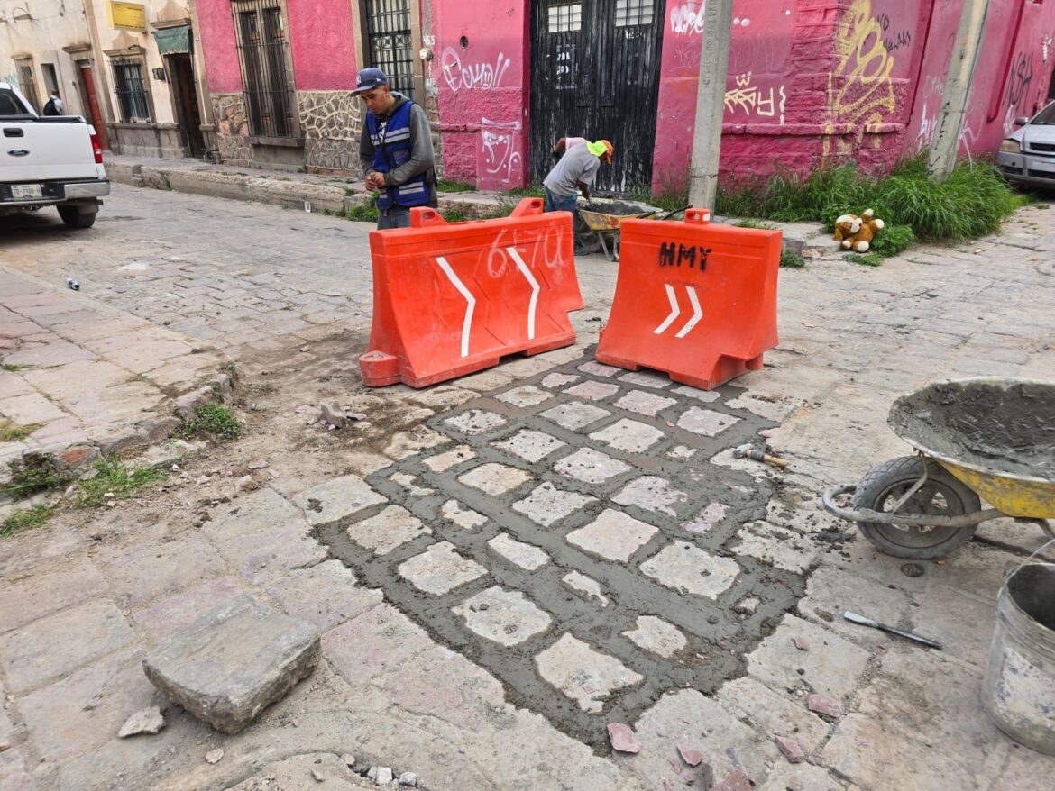Gobierno de la Capital repara de inmediato hundimiento en calle Negrete, en el Barrio de San Sebastián