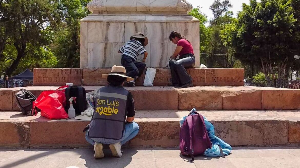 Gobierno de la Capital realiza intervención en la base del monumento a Hidalgo, en el Centro Histórico