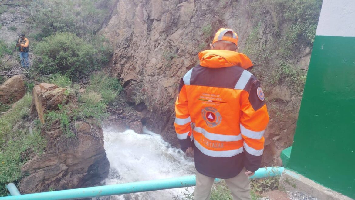 *Por desfogue de la Presa del Peaje, Protección Civil de la Capital recorre comunidades aledañas para evitar riesgos*