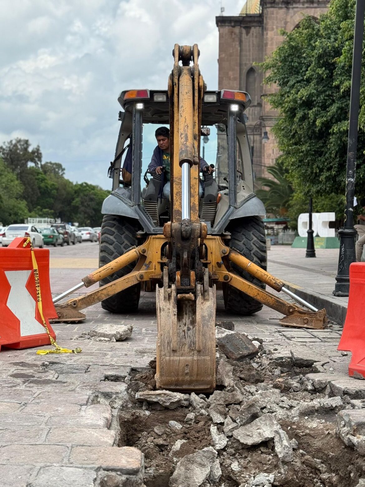Gobierno de la Capital trabaja en la rehabilitación de socavón de Av. Universidad