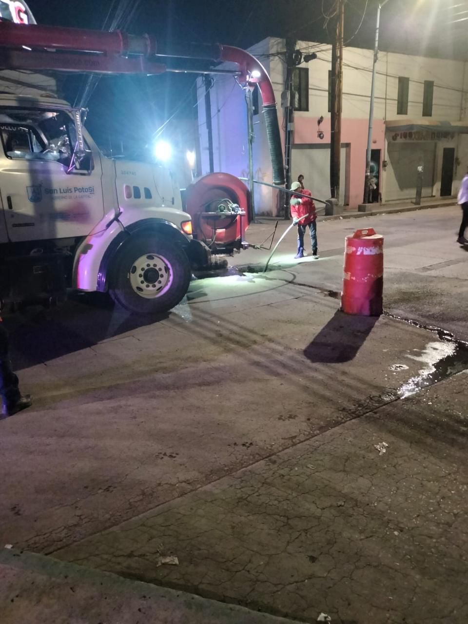 Gobierno de la Capital atiende fuga de aguas residuales en torno al Mercado República